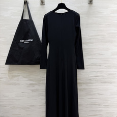 ysl♡²⁶方领长袖连衣裙 经典大方领 柔和修饰肩颈线条 悄悄拉长脖颈比例 腰侧抽褶剪裁是点睛之笔 自然收束 藏住腰腹小 ysl♡²⁶方领长袖连衣裙 经典大方领 柔和修饰肩颈线条 悄悄拉长脖颈比例 腰侧抽褶剪裁是点睛之笔 自然收束 藏住腰腹小