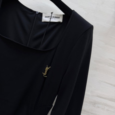 ysl♡²⁶方领长袖连衣裙 经典大方领 柔和修饰肩颈线条 悄悄拉长脖颈比例 腰侧抽褶剪裁是点睛之笔 自然收束 藏住腰腹小 ysl♡²⁶方领长袖连衣裙 经典大方领 柔和修饰肩颈线条 悄悄拉长脖颈比例 腰侧抽褶剪裁是点睛之笔 自然收束 藏住腰腹小