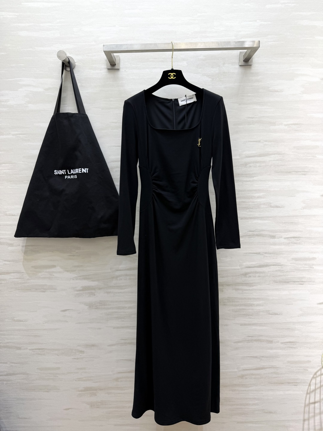 ysl♡²⁶方领长袖连衣裙 经典大方领 柔和修饰肩颈线条 悄悄拉长脖颈比例 腰侧抽褶剪裁是点睛之笔 自然收束 藏住腰腹小