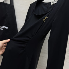 ysl♡²⁶方领长袖连衣裙 经典大方领 柔和修饰肩颈线条 悄悄拉长脖颈比例 腰侧抽褶剪裁是点睛之笔 自然收束 藏住腰腹小 ysl♡²⁶方领长袖连衣裙 经典大方领 柔和修饰肩颈线条 悄悄拉长脖颈比例 腰侧抽褶剪裁是点睛之笔 自然收束 藏住腰腹小