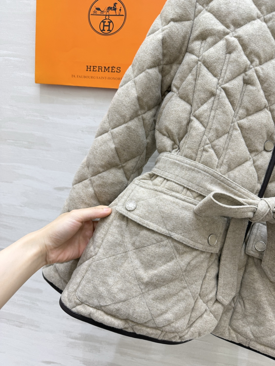 Her♡²⁶羊毛菱格绗缝收腰羽绒服｜温柔老钱风 外层细腻羊毛面料 自带柔和哑光质感 经典菱形格羽绒绗缝工艺 锁温均匀 轻