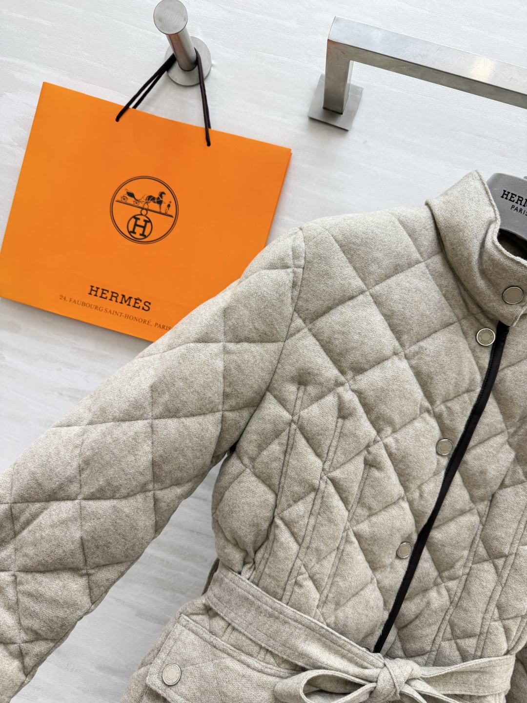 Her♡²⁶羊毛菱格绗缝收腰羽绒服｜温柔老钱风 外层细腻羊毛面料 自带柔和哑光质感 经典菱形格羽绒绗缝工艺 锁温均匀 轻