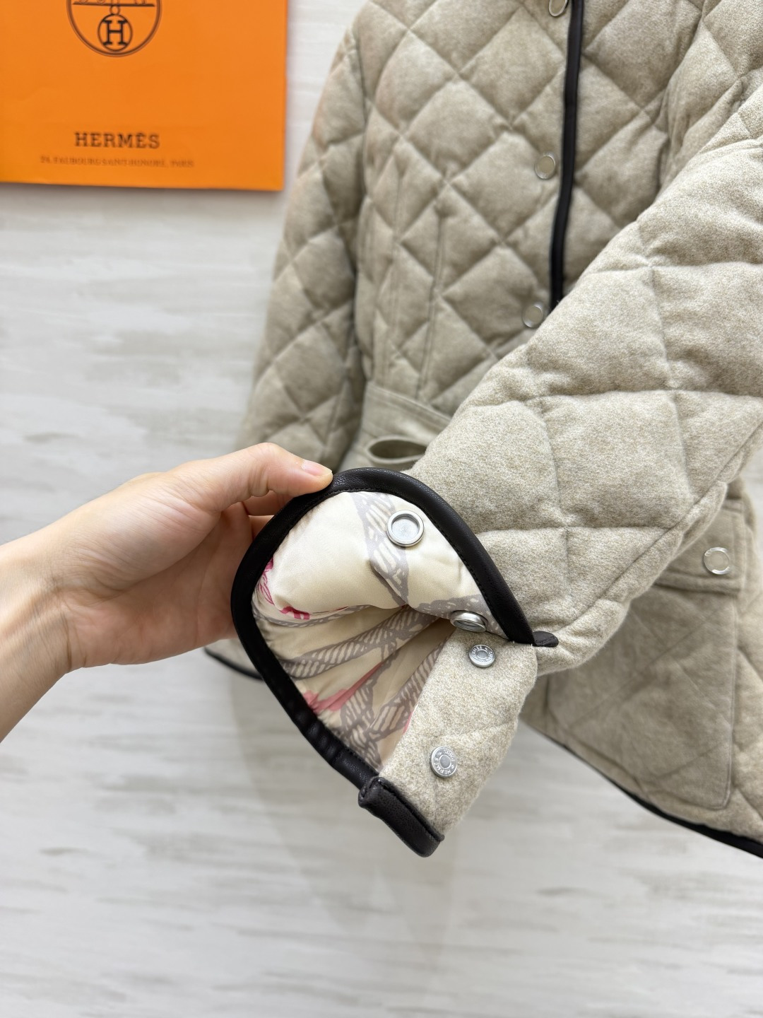 Her♡²⁶羊毛菱格绗缝收腰羽绒服｜温柔老钱风 外层细腻羊毛面料 自带柔和哑光质感 经典菱形格羽绒绗缝工艺 锁温均匀 轻