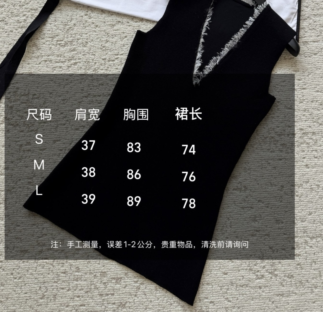 CC²⁶k 刘雯同款 花边修身v领小黑裙 size：36/38/40（）