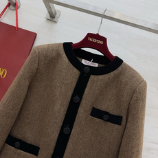 Val♡²⁶咖色人字纹羊毛短外套|复古贵气拉满 精选人字纹羊毛面料 肌理细腻有分量 自带秋冬温润质感撞色黑丝绒包边 圆领 Val♡²⁶咖色人字纹羊毛短外套|复古贵气拉满 精选人字纹羊毛面料 肌理细腻有分量 自带秋冬温润质感撞色黑丝绒包边 圆领