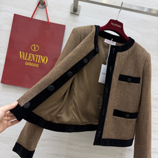 Val♡²⁶咖色人字纹羊毛短外套|复古贵气拉满 精选人字纹羊毛面料 肌理细腻有分量 自带秋冬温润质感撞色黑丝绒包边 圆领 Val♡²⁶咖色人字纹羊毛短外套|复古贵气拉满 精选人字纹羊毛面料 肌理细腻有分量 自带秋冬温润质感撞色黑丝绒包边 圆领