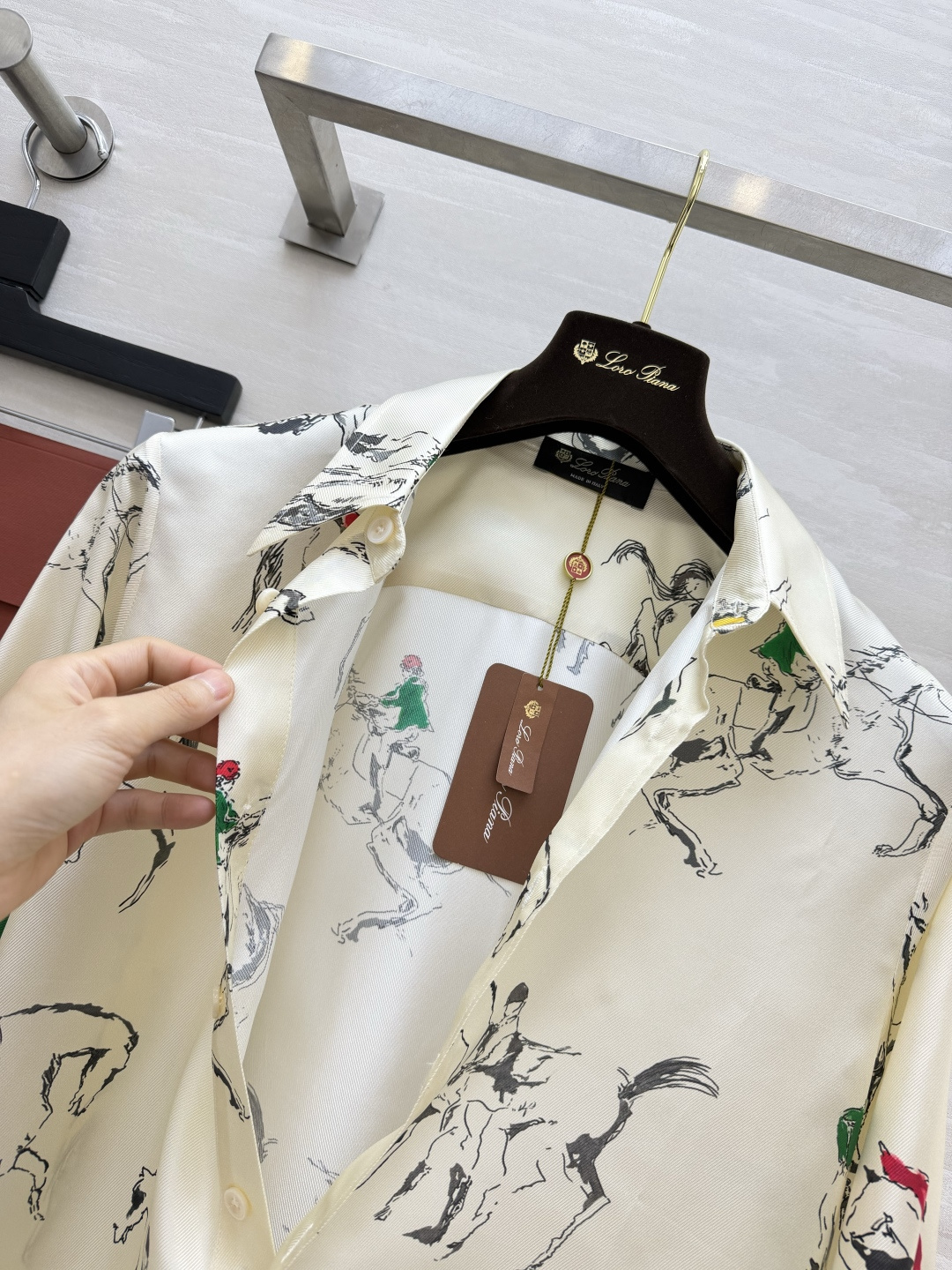 LP♡²⁶马术手绘真丝衬衫｜自带文艺松弛感 顺滑真丝面料 自带柔和柔光质感 上手垂顺细腻 上身轻盈透气 艺术手绘马术印花