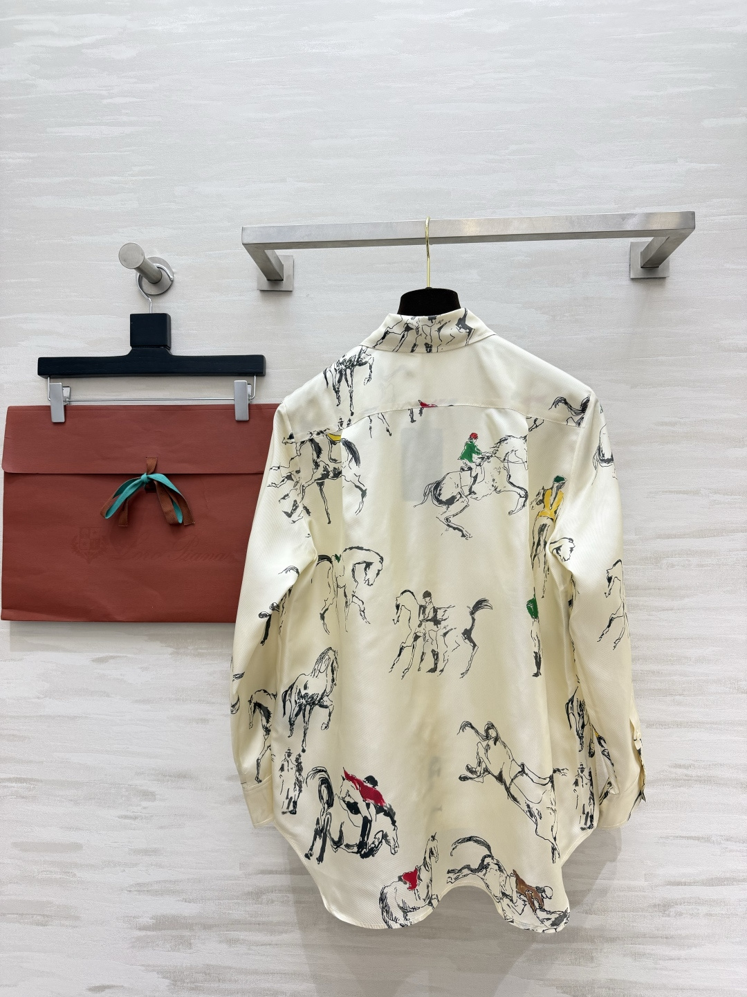 LP♡²⁶马术手绘真丝衬衫｜自带文艺松弛感 顺滑真丝面料 自带柔和柔光质感 上手垂顺细腻 上身轻盈透气 艺术手绘马术印花
