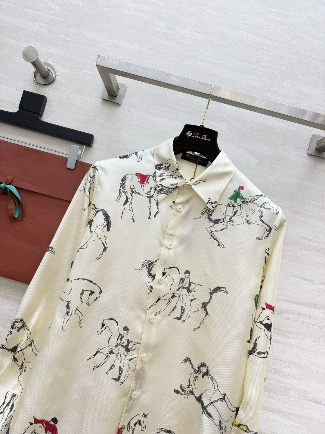 LP♡²⁶马术手绘真丝衬衫｜自带文艺松弛感 顺滑真丝面料 自带柔和柔光质感 上手垂顺细腻 上身轻盈透气 艺术手绘马术印花