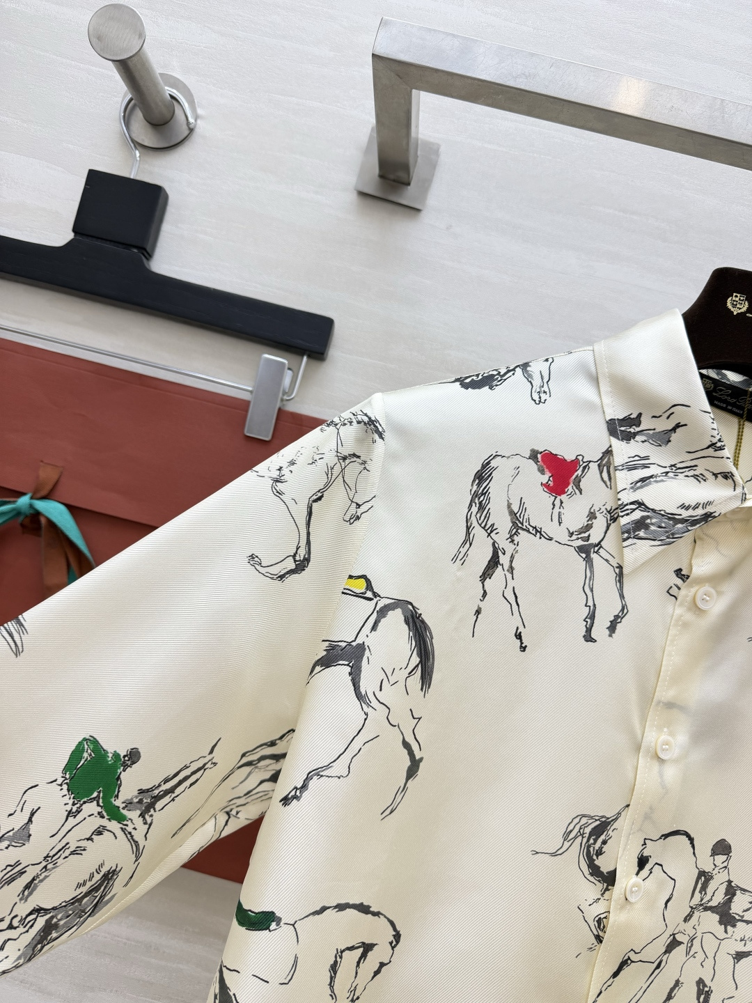 LP♡²⁶马术手绘真丝衬衫｜自带文艺松弛感 顺滑真丝面料 自带柔和柔光质感 上手垂顺细腻 上身轻盈透气 艺术手绘马术印花