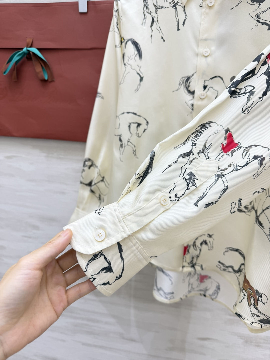 LP♡²⁶马术手绘真丝衬衫｜自带文艺松弛感 顺滑真丝面料 自带柔和柔光质感 上手垂顺细腻 上身轻盈透气 艺术手绘马术印花