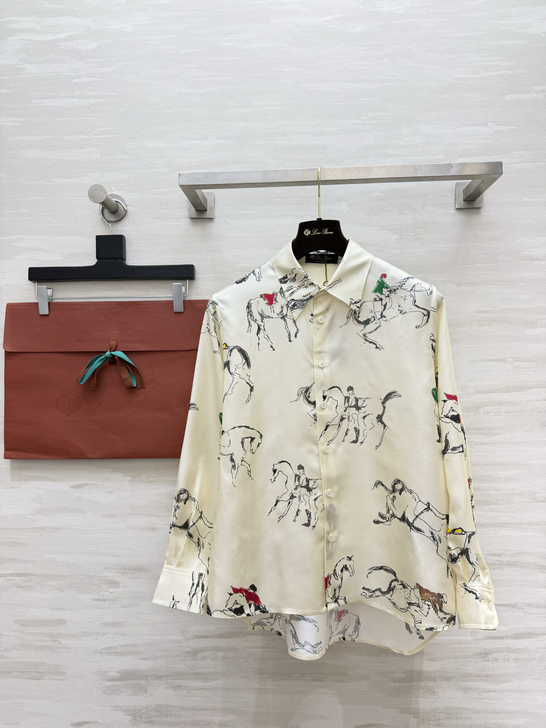 LP♡²⁶马术手绘真丝衬衫｜自带文艺松弛感 顺滑真丝面料 自带柔和柔光质感 上手垂顺细腻 上身轻盈透气 艺术手绘马术印花