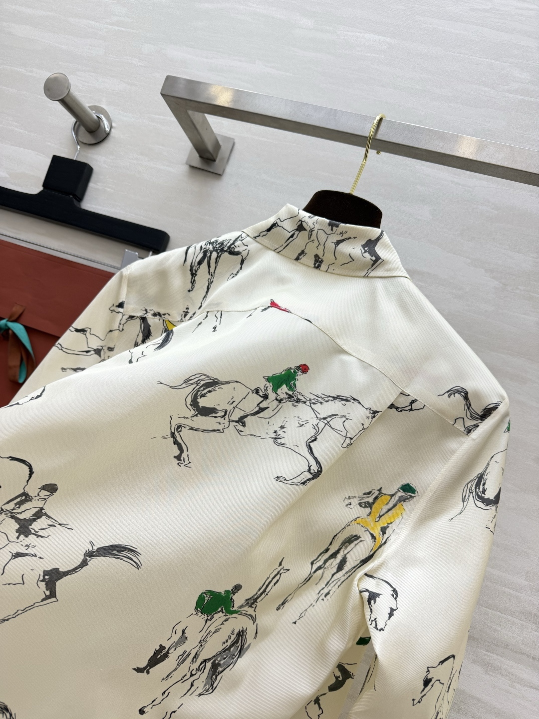LP♡²⁶马术手绘真丝衬衫｜自带文艺松弛感 顺滑真丝面料 自带柔和柔光质感 上手垂顺细腻 上身轻盈透气 艺术手绘马术印花