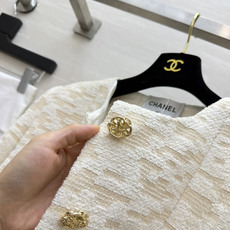 CC♡²⁶经典圆领外套|黑白双色永不过时 肌理感粗花呢面料 自带层次纹理 挺括有型 上身利落有骨架 圆领无领设计 修饰脖 CC♡²⁶经典圆领外套|黑白双色永不过时 肌理感粗花呢面料 自带层次纹理 挺括有型 上身利落有骨架 圆领无领设计 修饰脖