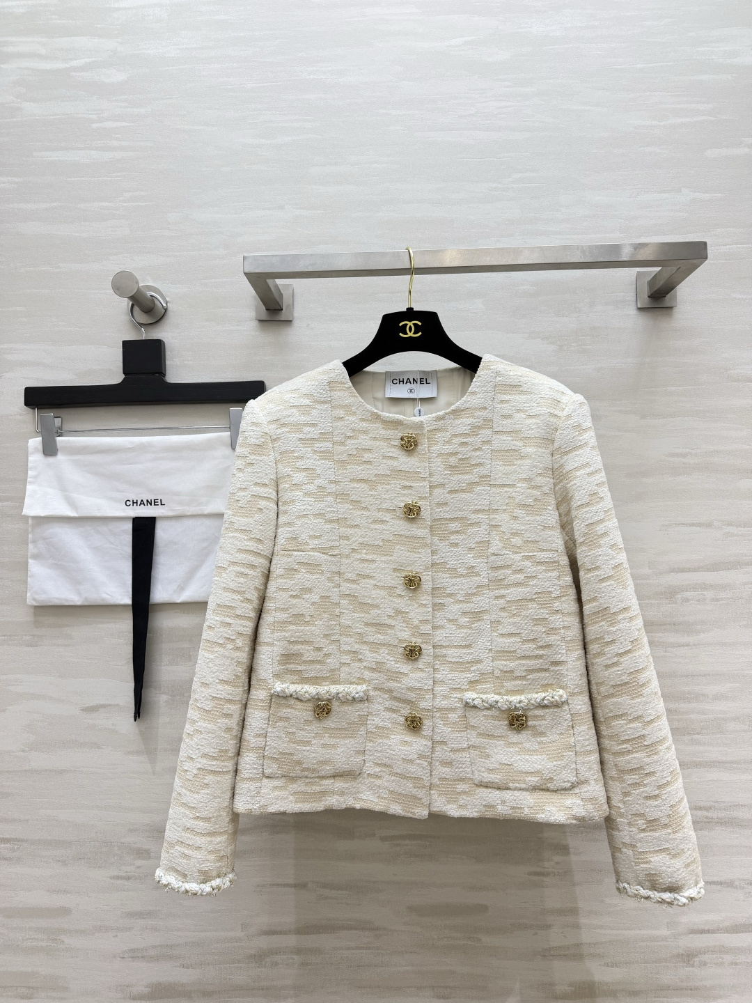 CC♡²⁶经典圆领外套｜黑白双色永不过时 肌理感粗花呢面料 自带层次纹理 挺括有型 上身利落有骨架 圆领无领设计 修饰脖