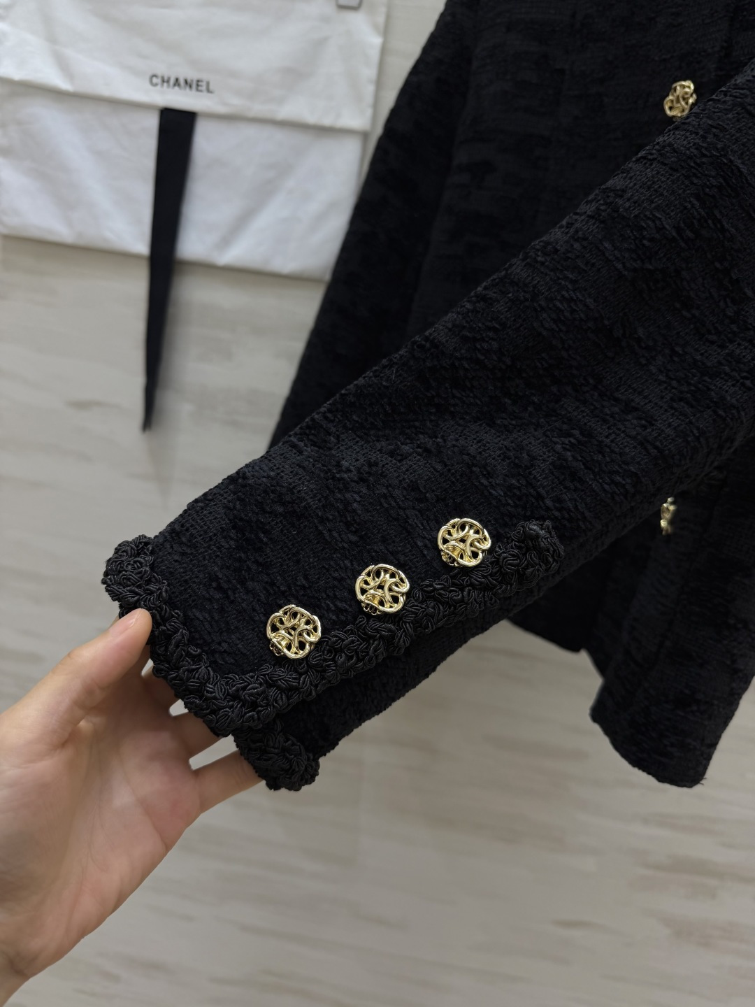 CC♡²⁶经典圆领外套｜黑白双色永不过时 肌理感粗花呢面料 自带层次纹理 挺括有型 上身利落有骨架 圆领无领设计 修饰脖