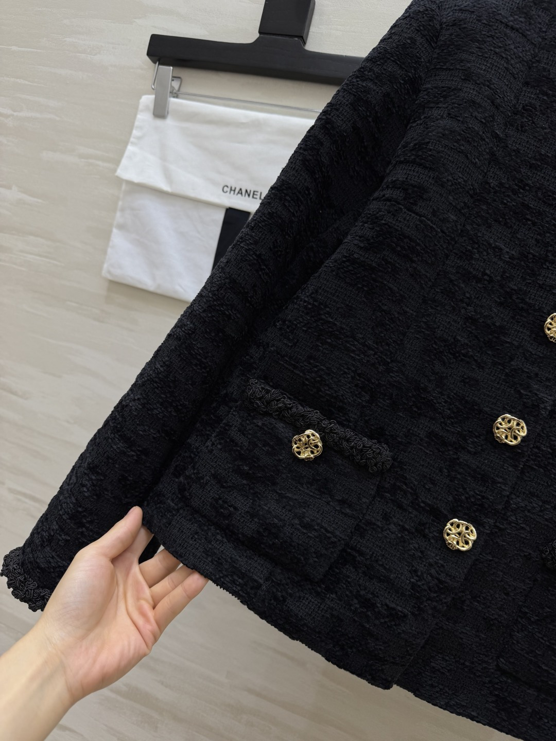 CC♡²⁶经典圆领外套｜黑白双色永不过时 肌理感粗花呢面料 自带层次纹理 挺括有型 上身利落有骨架 圆领无领设计 修饰脖