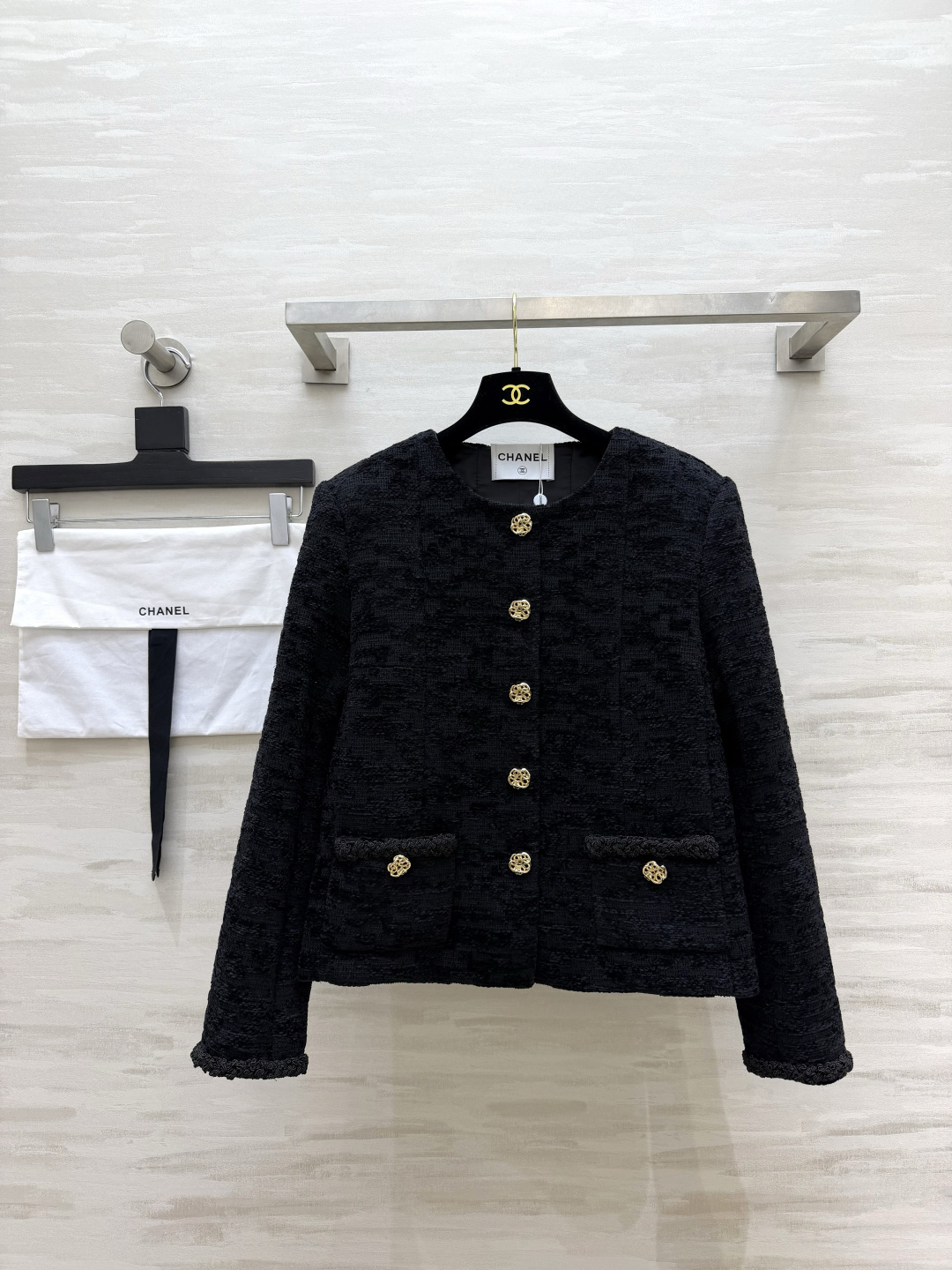 CC♡²⁶经典圆领外套｜黑白双色永不过时 肌理感粗花呢面料 自带层次纹理 挺括有型 上身利落有骨架 圆领无领设计 修饰脖