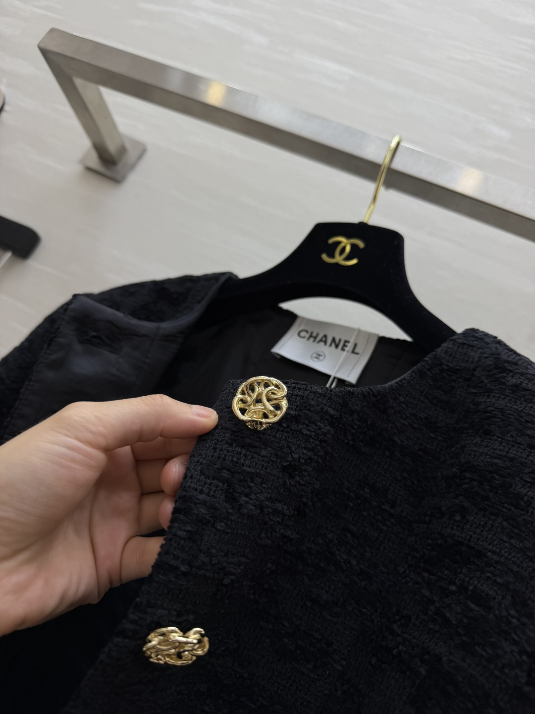 CC♡²⁶经典圆领外套｜黑白双色永不过时 肌理感粗花呢面料 自带层次纹理 挺括有型 上身利落有骨架 圆领无领设计 修饰脖