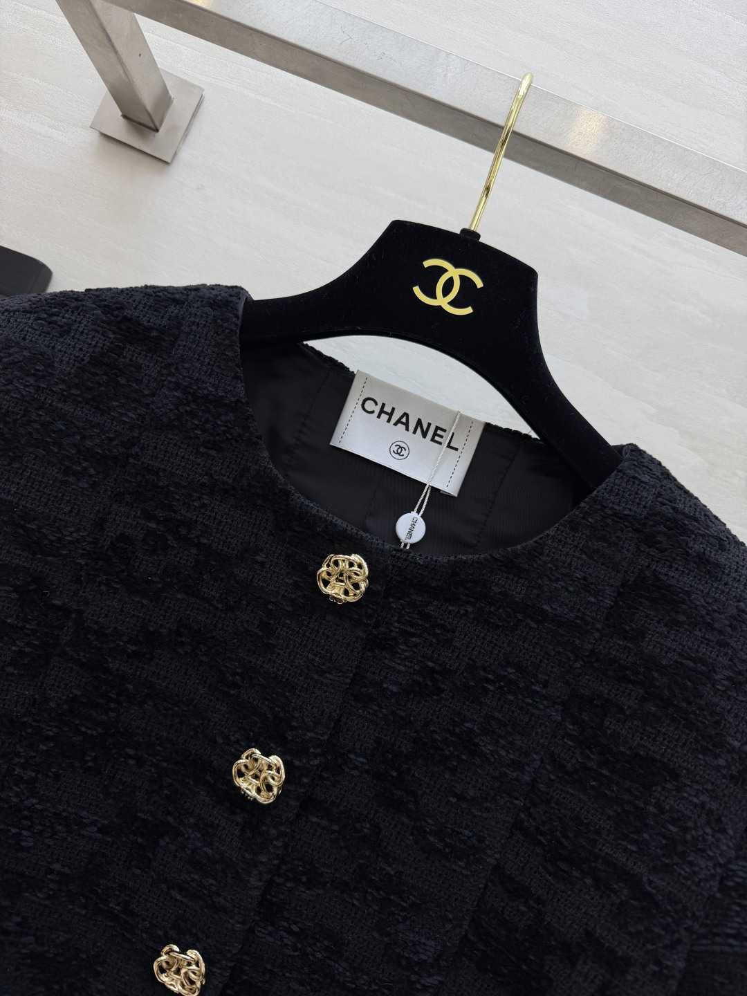 CC♡²⁶经典圆领外套｜黑白双色永不过时 肌理感粗花呢面料 自带层次纹理 挺括有型 上身利落有骨架 圆领无领设计 修饰脖