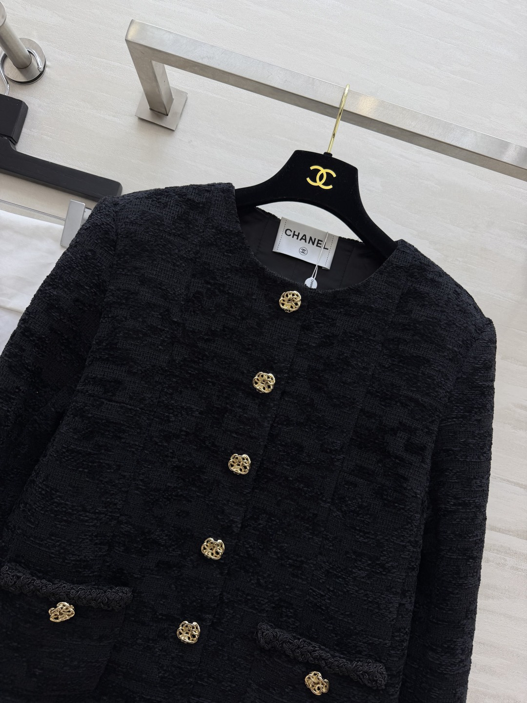 CC♡²⁶经典圆领外套｜黑白双色永不过时 肌理感粗花呢面料 自带层次纹理 挺括有型 上身利落有骨架 圆领无领设计 修饰脖