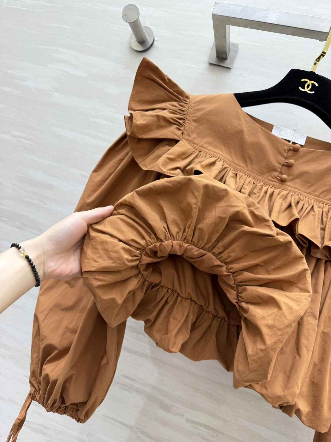 Chlo♡²⁶焦糖荷叶边短款上衣｜温柔复古氛围感 高支棉料 手感软糯透气 自带柔和哑光质感 上身轻盈舒服大面积双层荷叶翻
