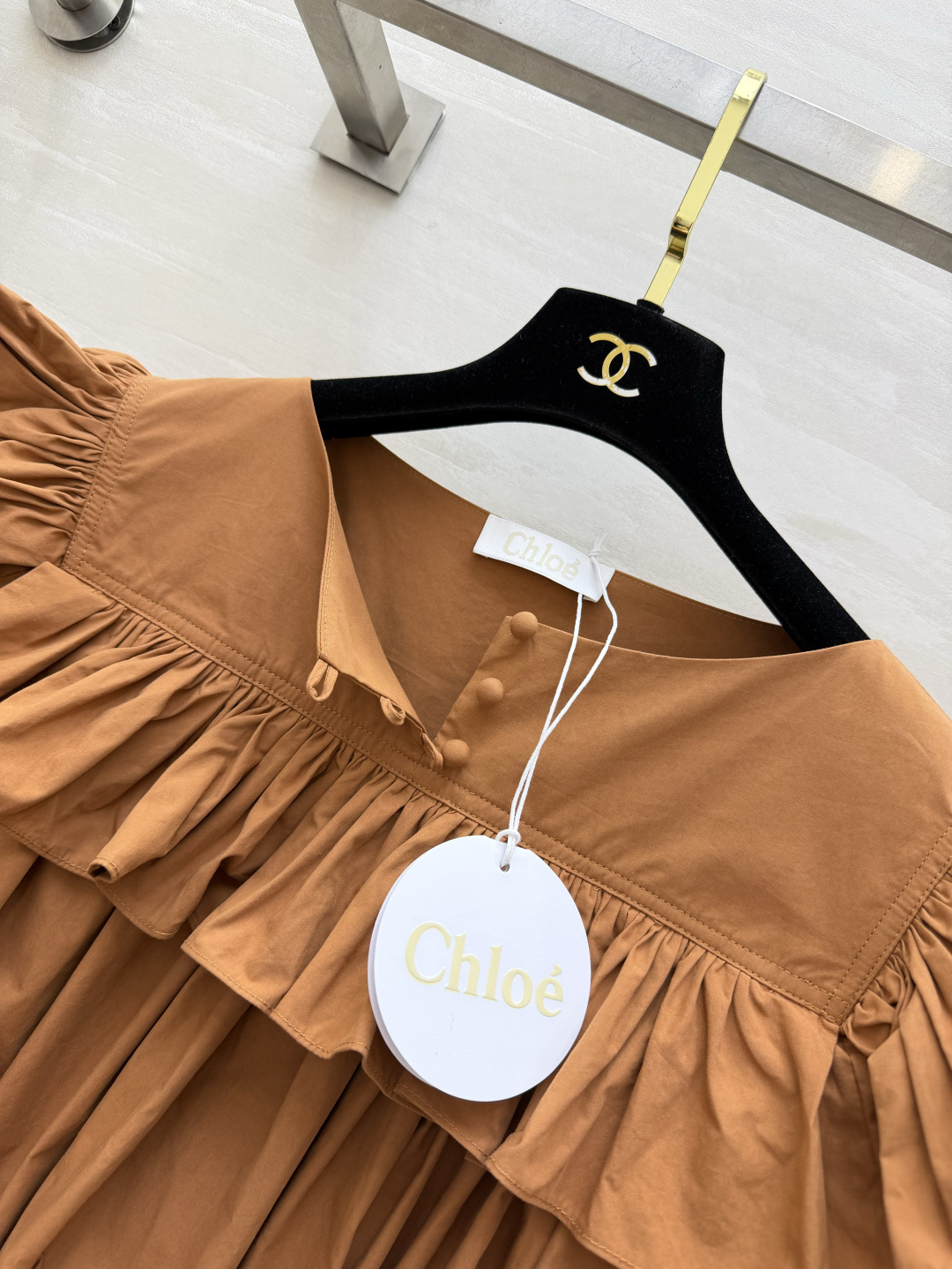 Chlo♡²⁶焦糖荷叶边短款上衣｜温柔复古氛围感 高支棉料 手感软糯透气 自带柔和哑光质感 上身轻盈舒服大面积双层荷叶翻