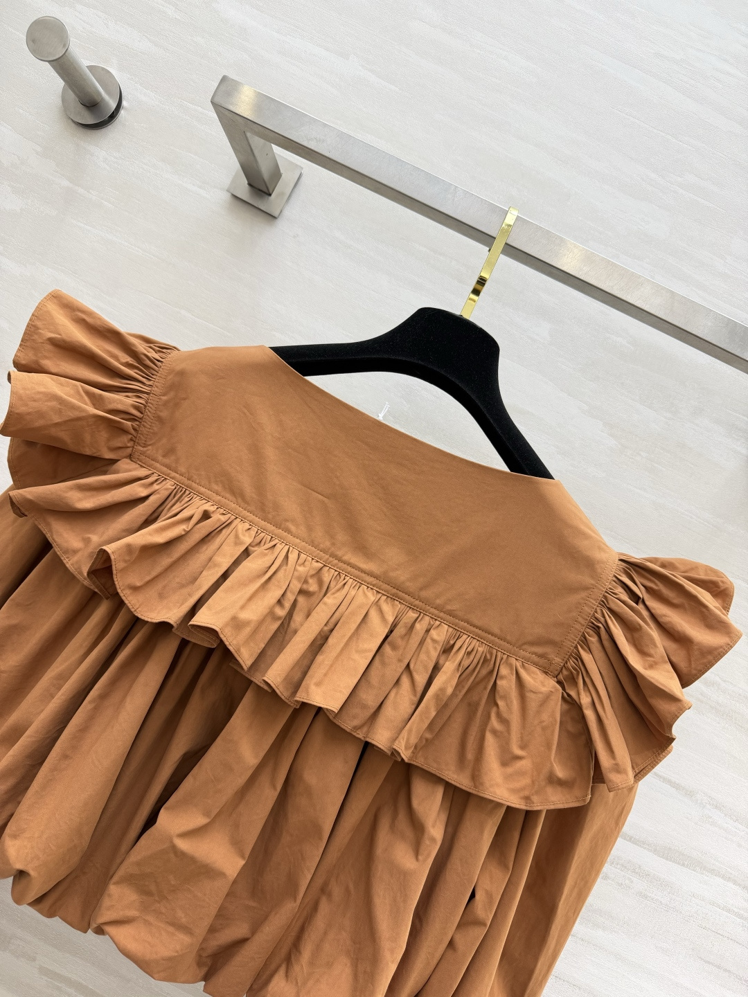 Chlo♡²⁶焦糖荷叶边短款上衣｜温柔复古氛围感 高支棉料 手感软糯透气 自带柔和哑光质感 上身轻盈舒服大面积双层荷叶翻