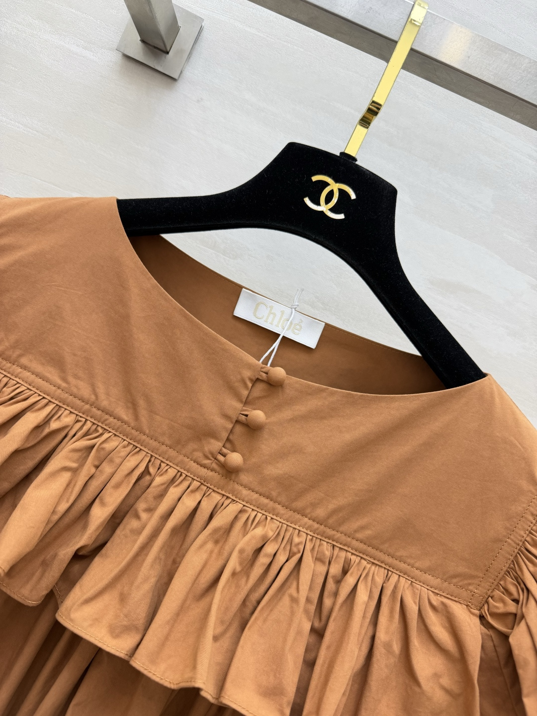 Chlo♡²⁶焦糖荷叶边短款上衣｜温柔复古氛围感 高支棉料 手感软糯透气 自带柔和哑光质感 上身轻盈舒服大面积双层荷叶翻