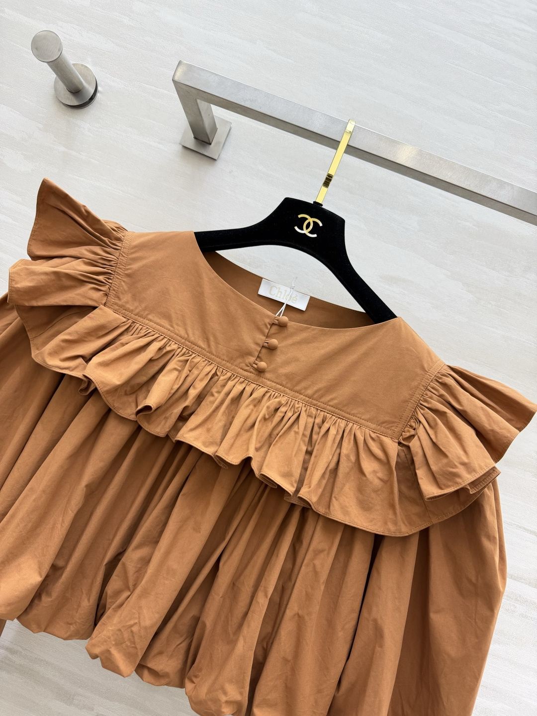 Chlo♡²⁶焦糖荷叶边短款上衣｜温柔复古氛围感 高支棉料 手感软糯透气 自带柔和哑光质感 上身轻盈舒服大面积双层荷叶翻