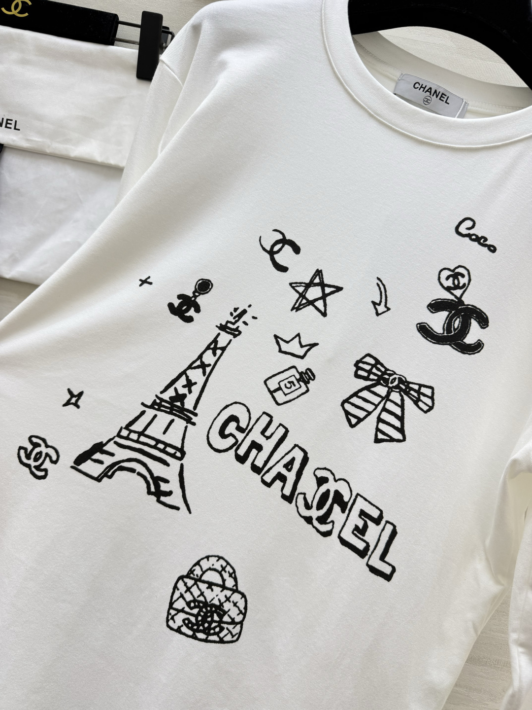 CC♡²⁶手绘涂鸦长袖T恤｜松弛感百搭款 软糯高支棉面料 手感顺滑亲肤 版型宽松 上身自在无束缚 趣味手绘涂鸦印花 埃菲