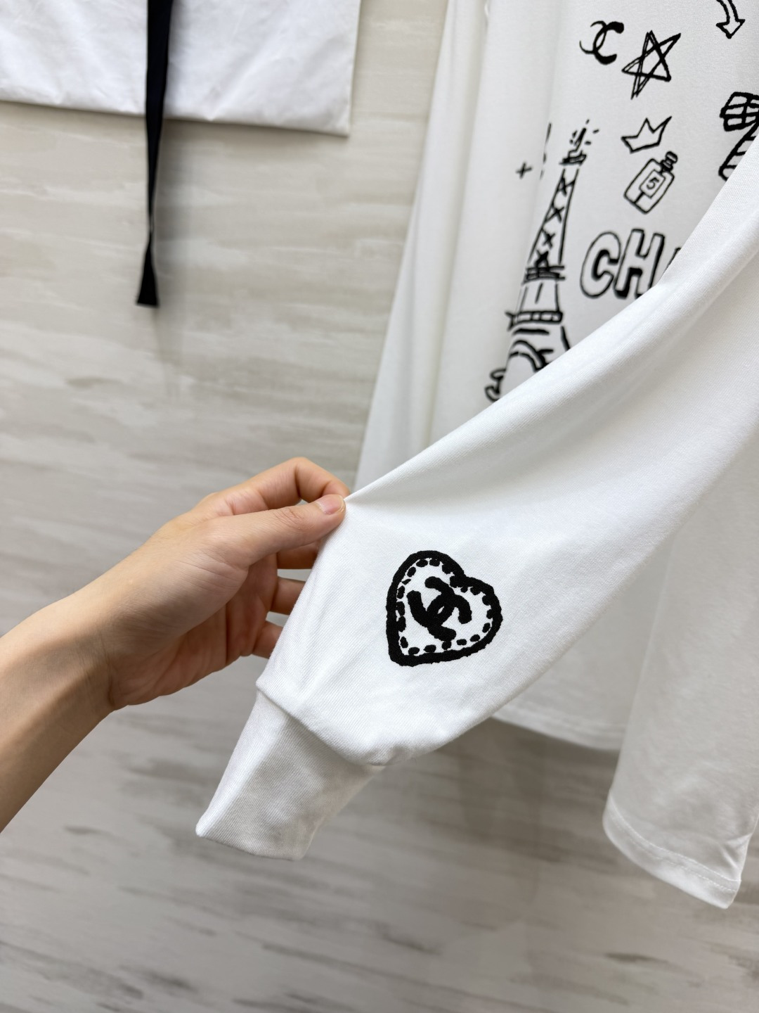 CC♡²⁶手绘涂鸦长袖T恤｜松弛感百搭款 软糯高支棉面料 手感顺滑亲肤 版型宽松 上身自在无束缚 趣味手绘涂鸦印花 埃菲