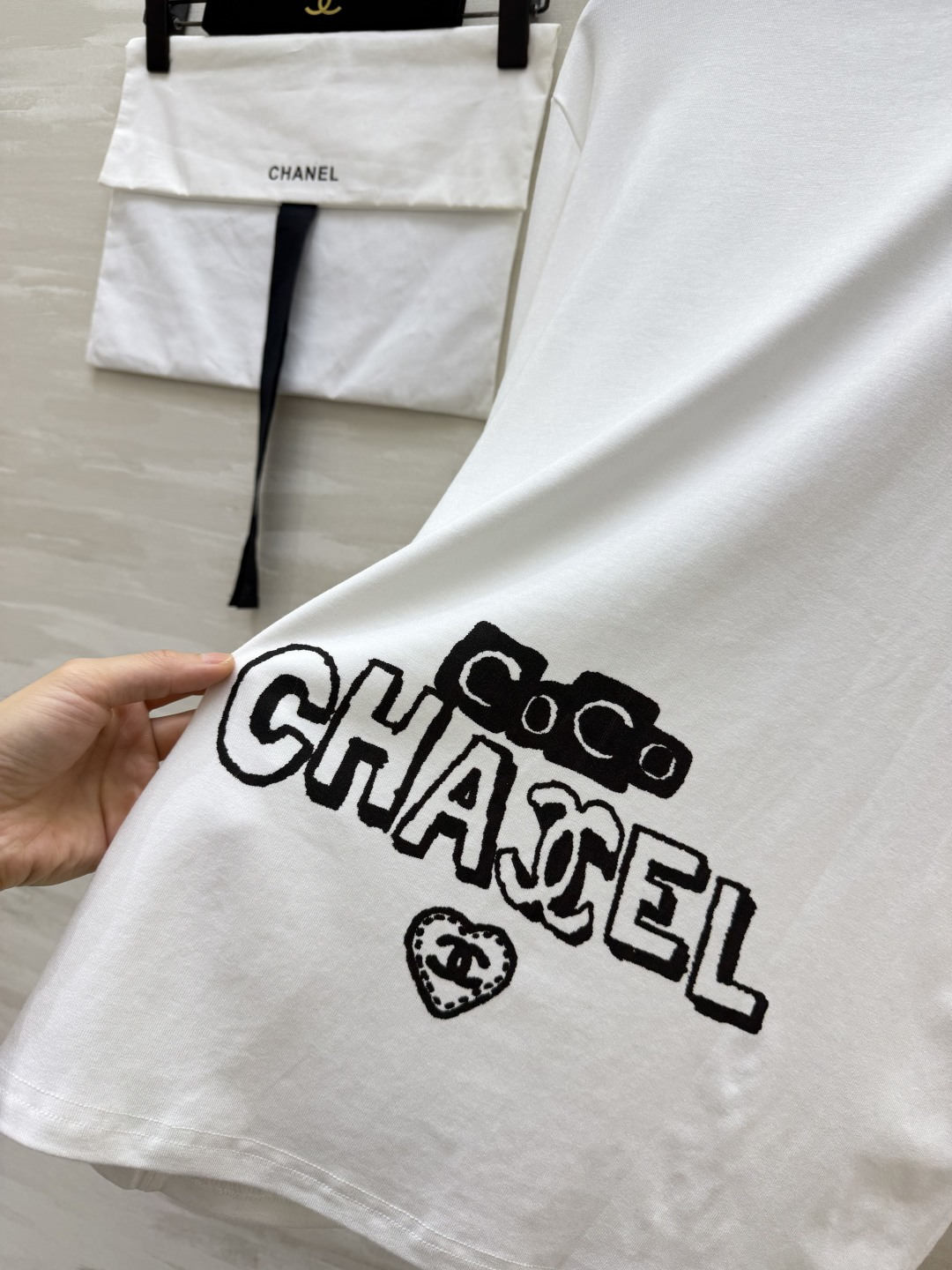 CC♡²⁶手绘涂鸦长袖T恤｜松弛感百搭款 软糯高支棉面料 手感顺滑亲肤 版型宽松 上身自在无束缚 趣味手绘涂鸦印花 埃菲