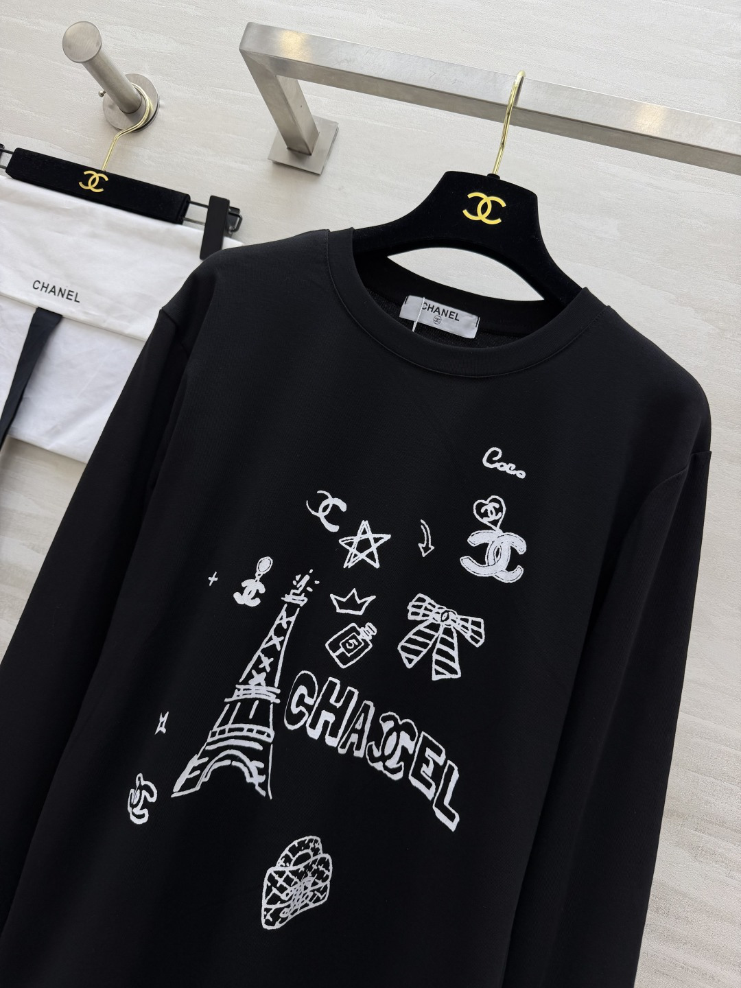 CC♡²⁶手绘涂鸦长袖T恤｜松弛感百搭款 软糯高支棉面料 手感顺滑亲肤 版型宽松 上身自在无束缚 趣味手绘涂鸦印花 埃菲