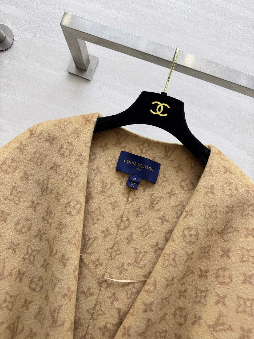 L♡²⁶驼色小花围裹式短款大衣 面料精选进口99%澳洲羊毛➕1%桑蚕丝面料 size：34/36/38/40（配棉布防尘