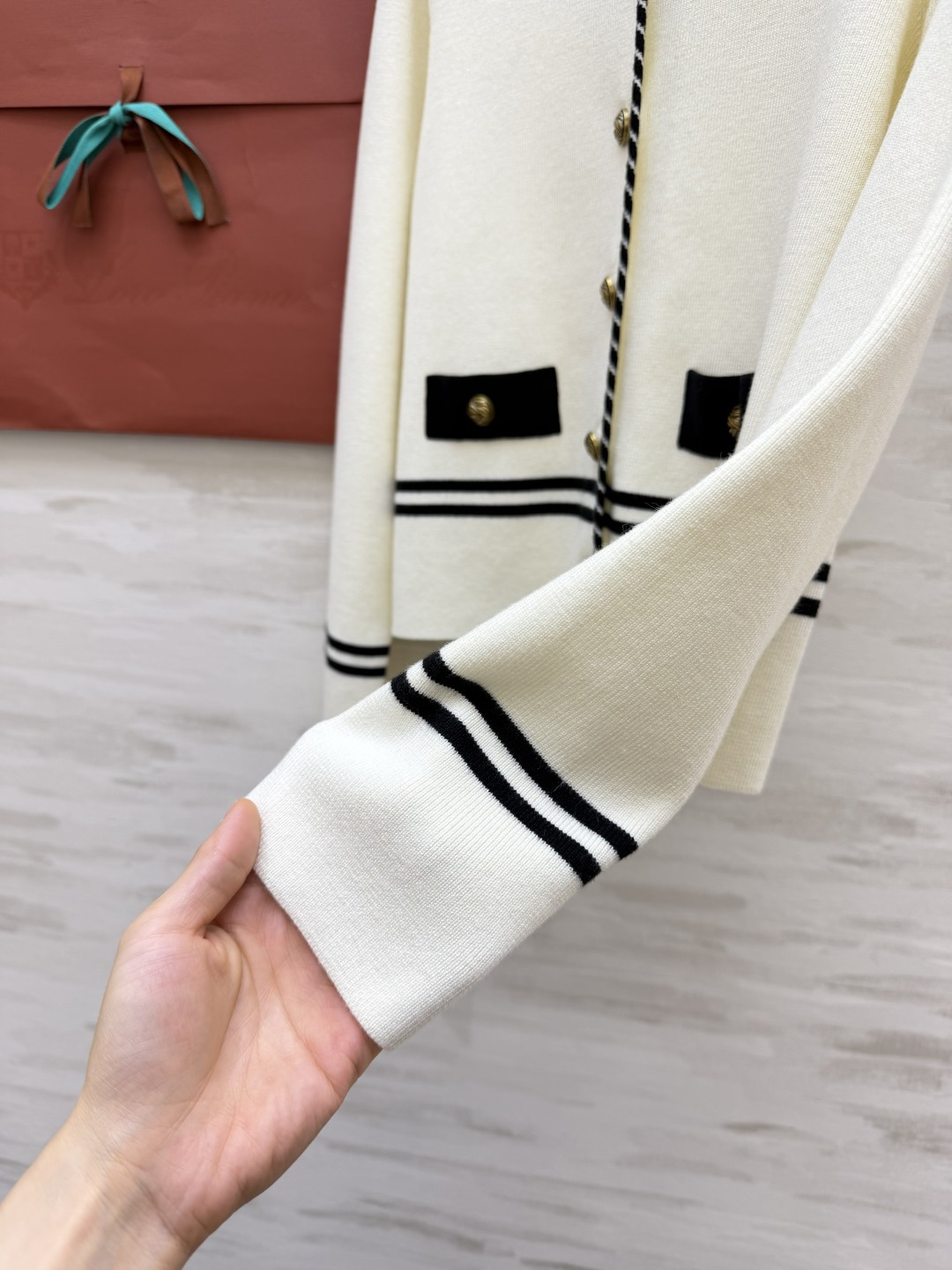 LP♡²⁶撞色针织开衫｜黑白两色入 海军风条纹滚边 自带精致学院感 圆领版型不挑脖颈线条 金属复古金扣点睛 假口袋设计 