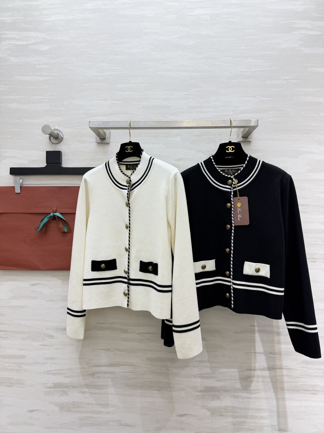 LP♡²⁶撞色针织开衫｜黑白两色入 海军风条纹滚边 自带精致学院感 圆领版型不挑脖颈线条 金属复古金扣点睛 假口袋设计 