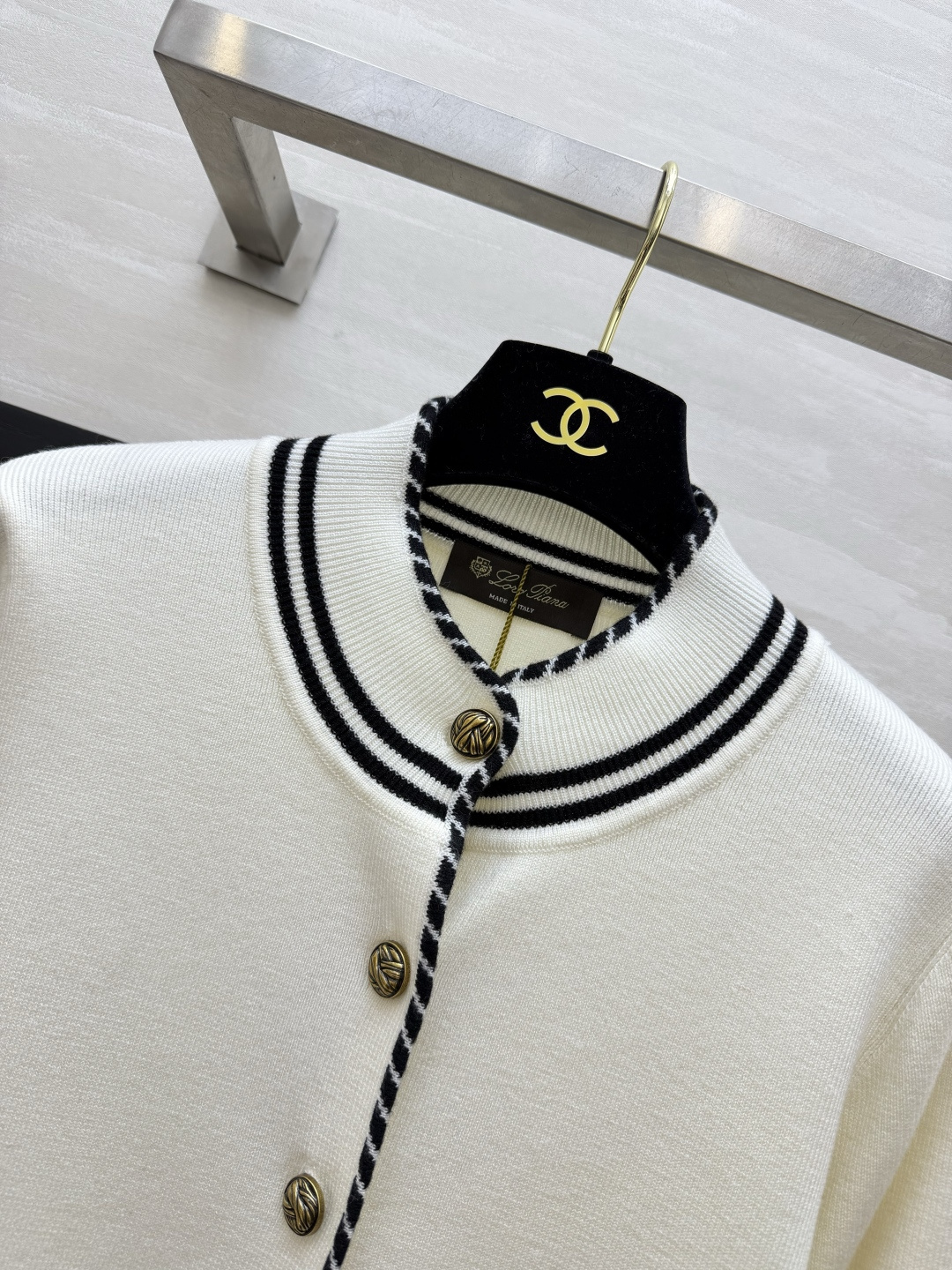 LP♡²⁶撞色针织开衫｜黑白两色入 海军风条纹滚边 自带精致学院感 圆领版型不挑脖颈线条 金属复古金扣点睛 假口袋设计 