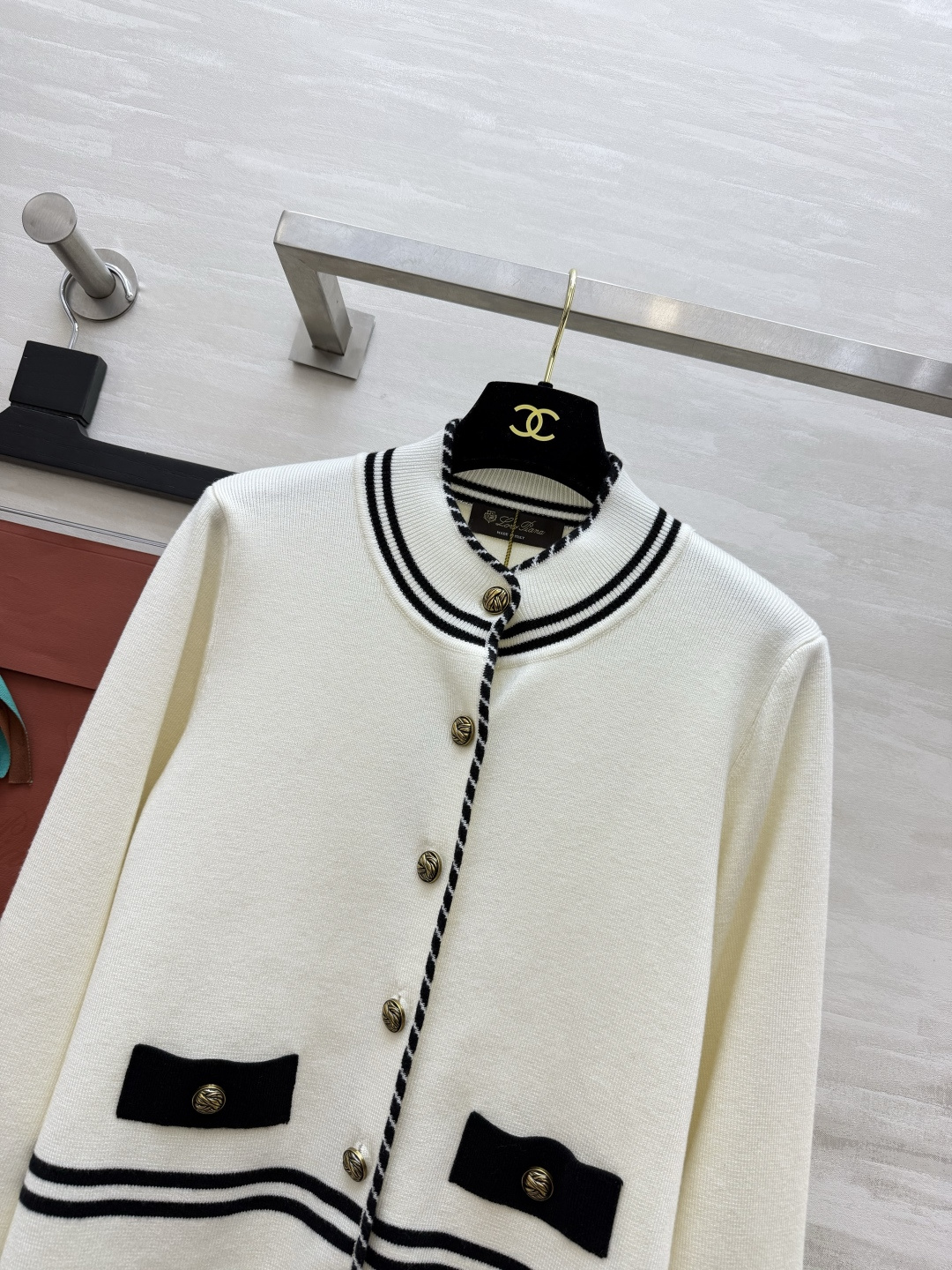 LP♡²⁶撞色针织开衫｜黑白两色入 海军风条纹滚边 自带精致学院感 圆领版型不挑脖颈线条 金属复古金扣点睛 假口袋设计 