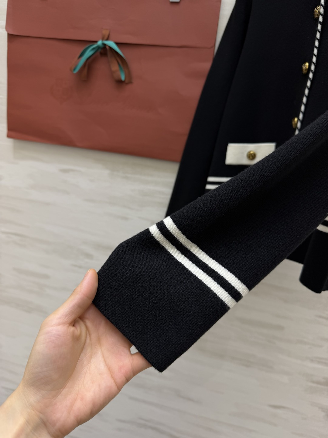LP♡²⁶撞色针织开衫｜黑白两色入 海军风条纹滚边 自带精致学院感 圆领版型不挑脖颈线条 金属复古金扣点睛 假口袋设计 
