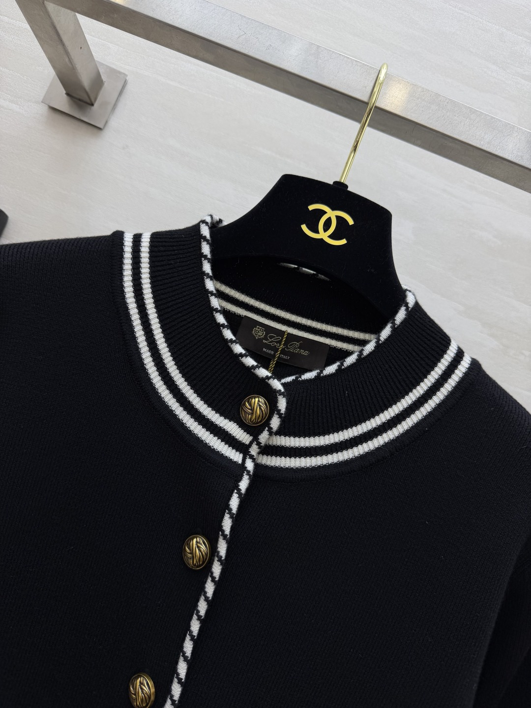 LP♡²⁶撞色针织开衫｜黑白两色入 海军风条纹滚边 自带精致学院感 圆领版型不挑脖颈线条 金属复古金扣点睛 假口袋设计 