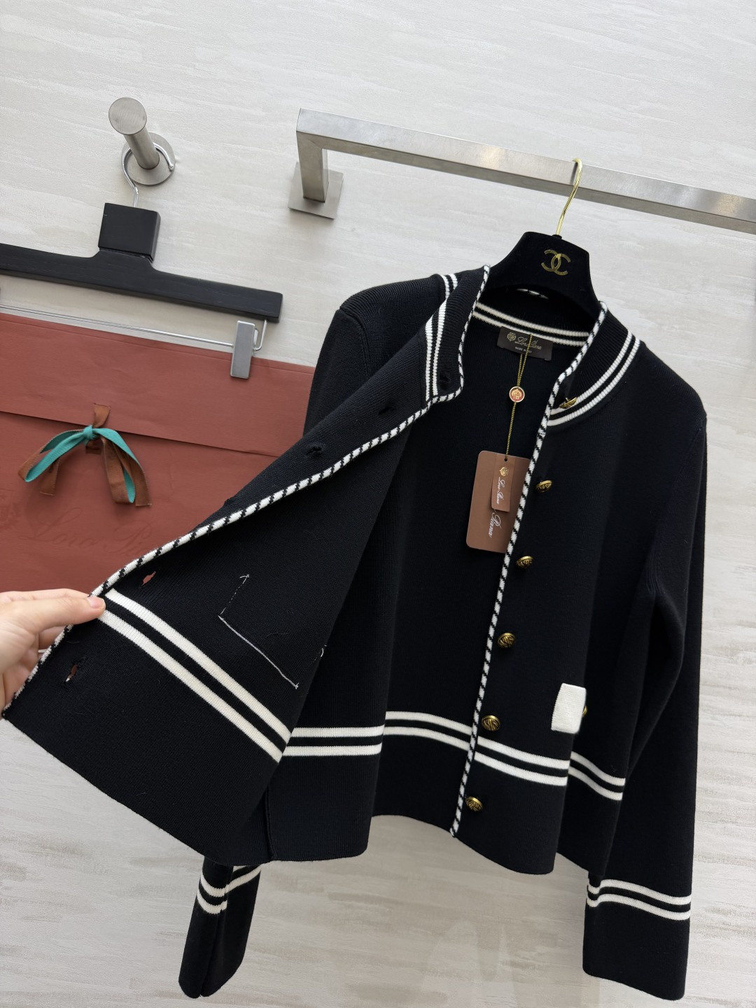 LP♡²⁶撞色针织开衫｜黑白两色入 海军风条纹滚边 自带精致学院感 圆领版型不挑脖颈线条 金属复古金扣点睛 假口袋设计 