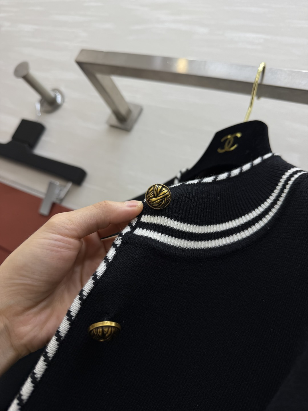 LP♡²⁶撞色针织开衫｜黑白两色入 海军风条纹滚边 自带精致学院感 圆领版型不挑脖颈线条 金属复古金扣点睛 假口袋设计 