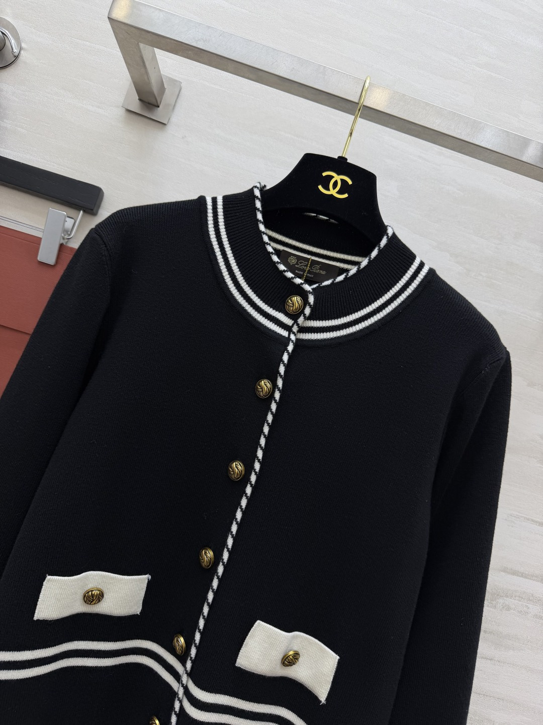 LP♡²⁶撞色针织开衫｜黑白两色入 海军风条纹滚边 自带精致学院感 圆领版型不挑脖颈线条 金属复古金扣点睛 假口袋设计 
