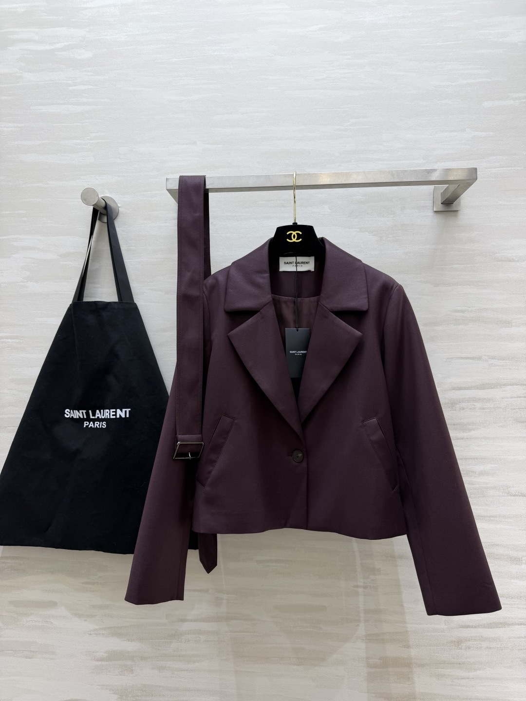 双色上新｜ysl♡²⁶短款收腰西装外套 大翻领修饰肩颈 方扣腰带 自由收腰 短款剪裁 优化身材比例 酒紫｜氛围感显贵 深