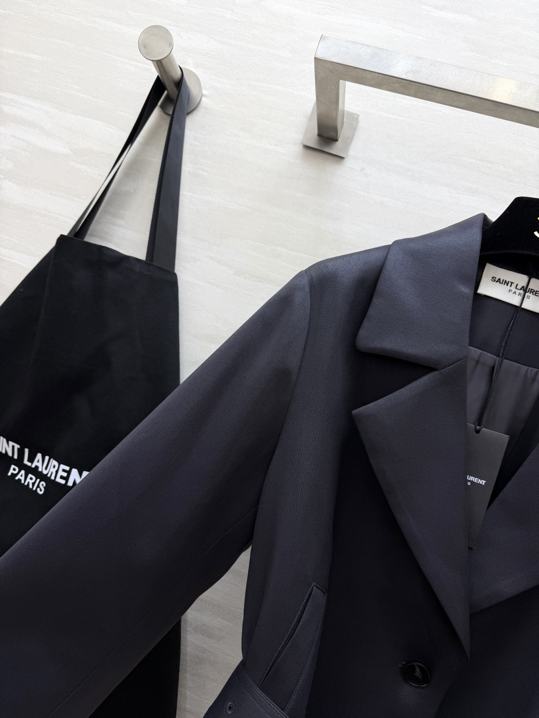 双色上新｜ysl♡²⁶短款收腰西装外套 大翻领修饰肩颈 方扣腰带 自由收腰 短款剪裁 优化身材比例 酒紫｜氛围感显贵 深