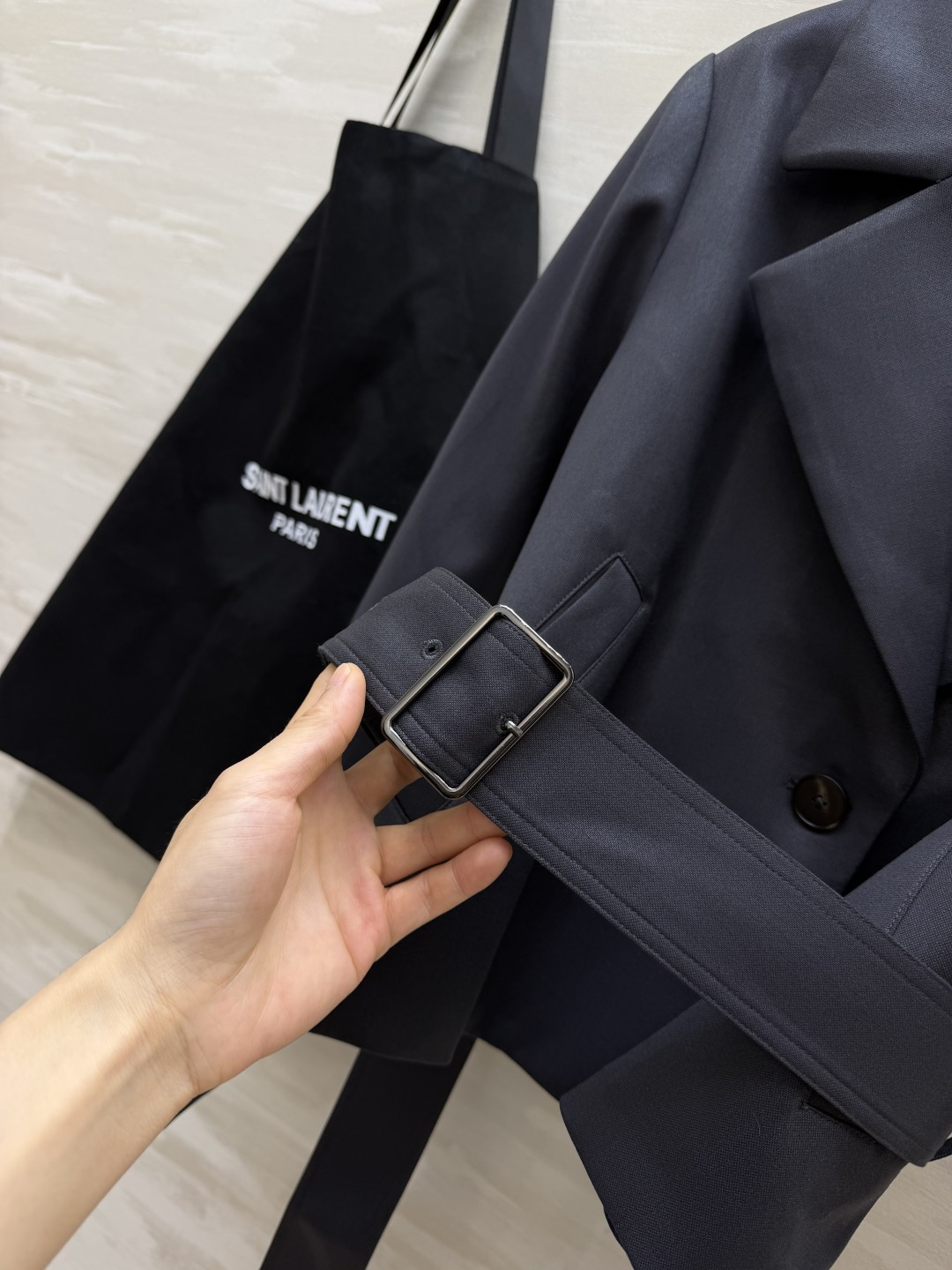双色上新｜ysl♡²⁶短款收腰西装外套 大翻领修饰肩颈 方扣腰带 自由收腰 短款剪裁 优化身材比例 酒紫｜氛围感显贵 深