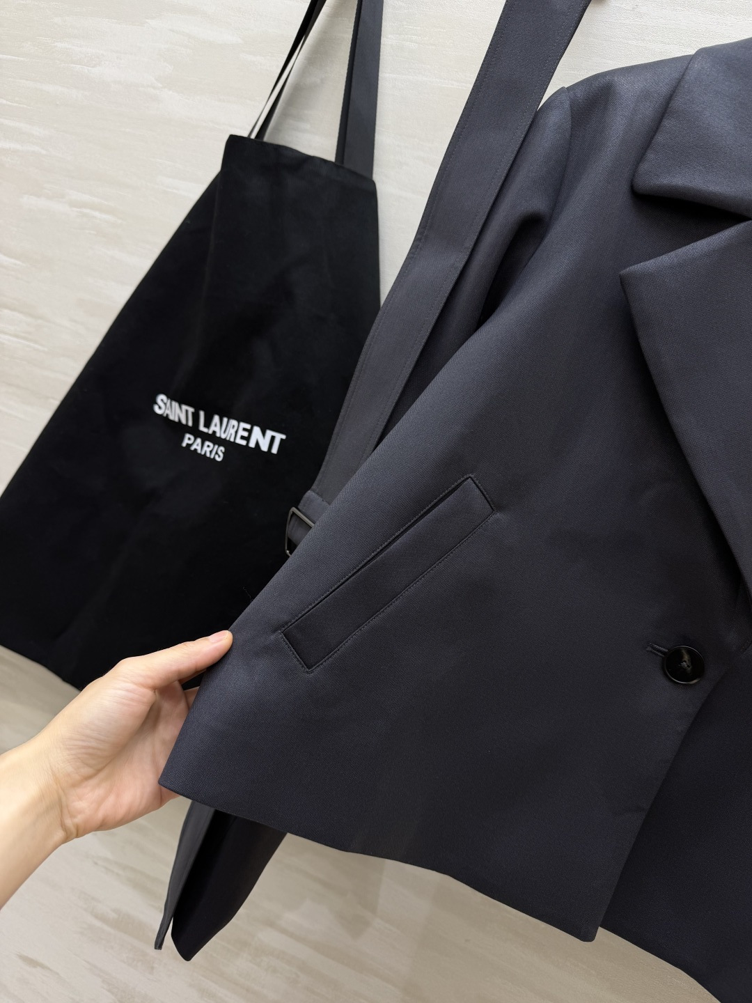 双色上新｜ysl♡²⁶短款收腰西装外套 大翻领修饰肩颈 方扣腰带 自由收腰 短款剪裁 优化身材比例 酒紫｜氛围感显贵 深