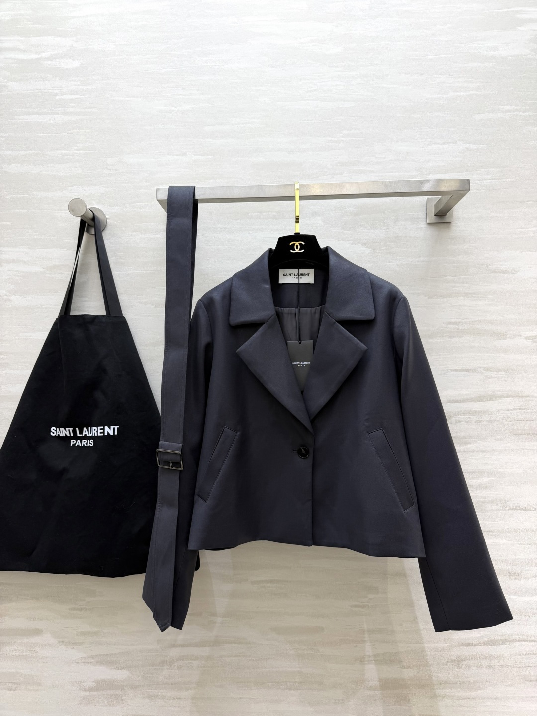 双色上新｜ysl♡²⁶短款收腰西装外套 大翻领修饰肩颈 方扣腰带 自由收腰 短款剪裁 优化身材比例 酒紫｜氛围感显贵 深