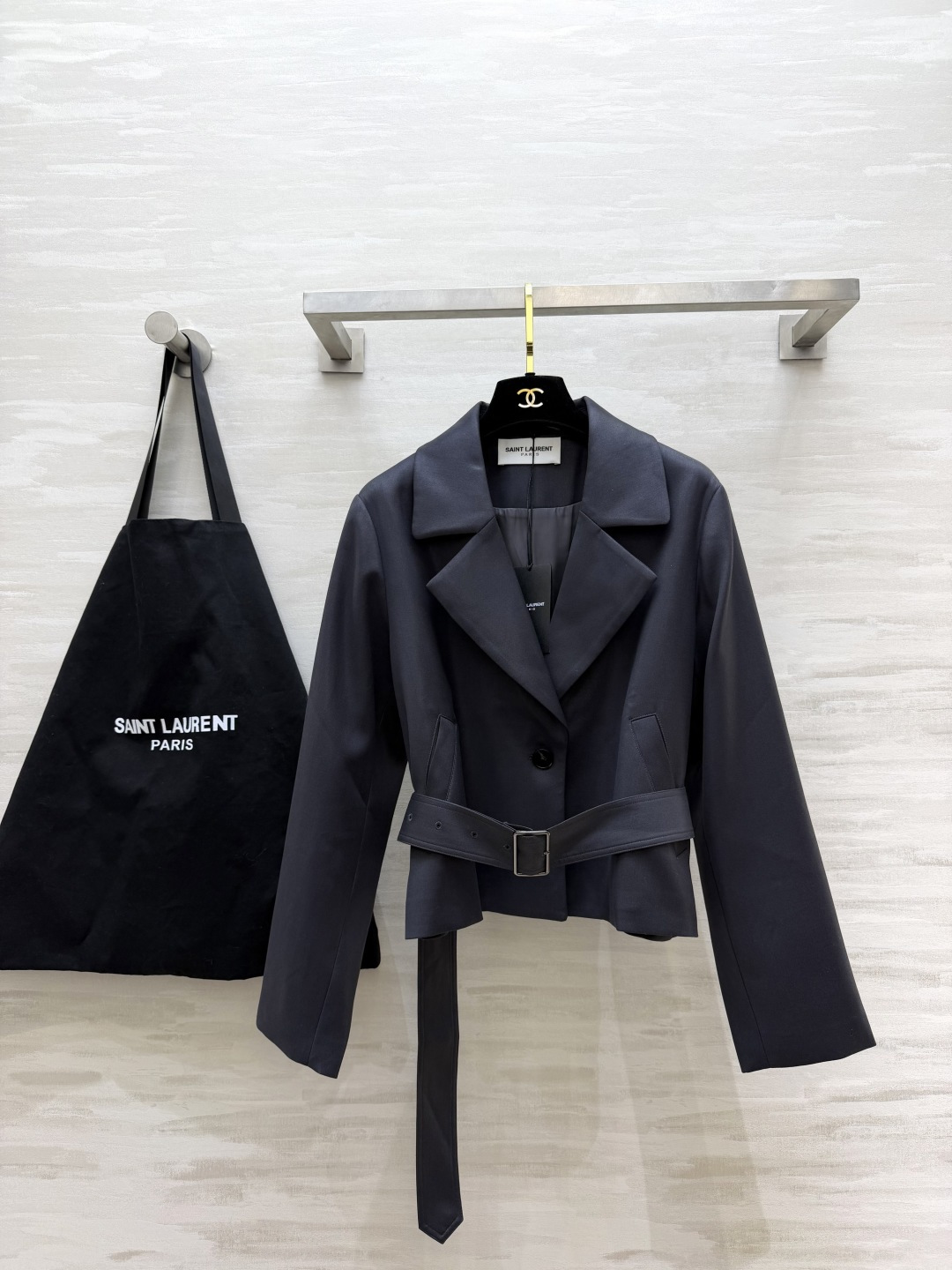 双色上新｜ysl♡²⁶短款收腰西装外套 大翻领修饰肩颈 方扣腰带 自由收腰 短款剪裁 优化身材比例 酒紫｜氛围感显贵 深